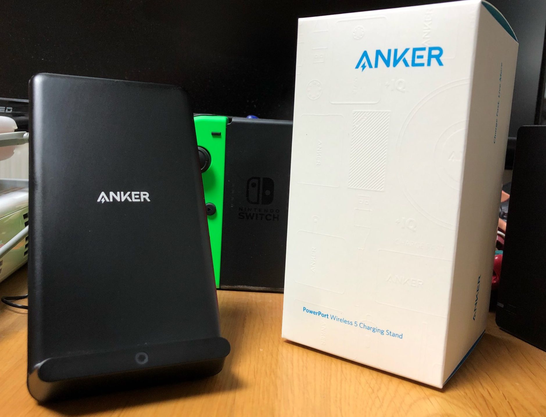 ANKERのワイヤレス充電器、「PowerPort Wireless 5 Stand」レビュー！置くだけ高速充電が便利すぎる！！